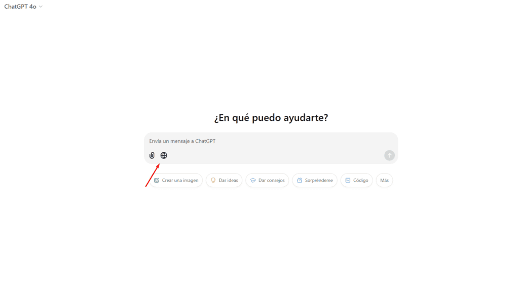 Pantalla de inicio de ChatGPT con la interfaz de chat donde se puede escribir un mensaje, junto a iconos para adjuntar archivos y navegar en la web, resaltado con una flecha roja apuntando al botón de adjuntar archivos.