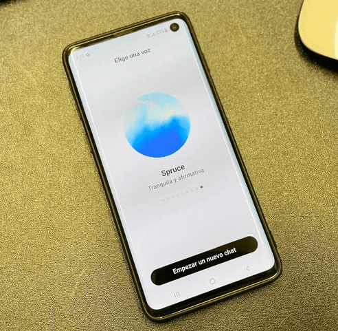 Pantalla de un teléfono móvil mostrando la configuración de una voz personalizada en la nueva función de búsqueda con voz avanzada de ChatGPT.