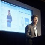 Presentación de Operator de OpenAI, donde un ponente explica las capacidades del agente de inteligencia artificial para automatizar tareas web frente a una pantalla con ejemplos visuales.