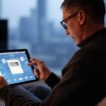 Hombre utilizando un asistente de inteligencia artificial en una tableta, con una interfaz moderna que muestra opciones multitarea y funciones avanzadas, destacando la tecnología de Perplexity Assistant.