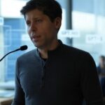 Sam Altman, CEO de OpenAI, hablando en una conferencia sobre el lanzamiento de GPT-4.5 y GPT-5, con gráficos digitales de fondo.