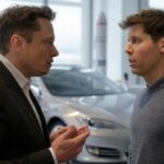 Elon Musk y Sam Altman en una conversación intensa en un entorno tecnológico, con un Tesla y un cohete en el fondo.