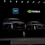 Presentación de la alianza estratégica entre Nvidia y General Motors con vehículos Cadillac conceptuales en pantalla y logotipos de ambas compañías.