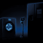 Aspiradora inteligente Samsung Bespoke AI Jet Ultra junto a electrodomésticos de alta gama como una lavadora y un refrigerador, todos con diseño moderno y tecnología conectada.