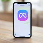 Teléfono móvil mostrando el logotipo de Meta AI en una conversación de chat, representando la integración del asistente de inteligencia artificial en WhatsApp.