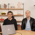 Cuatro desarrolladores de OpenAI sentados frente a una laptop durante la presentación de los nuevos modelos ChatGPT o3 y o4-mini.