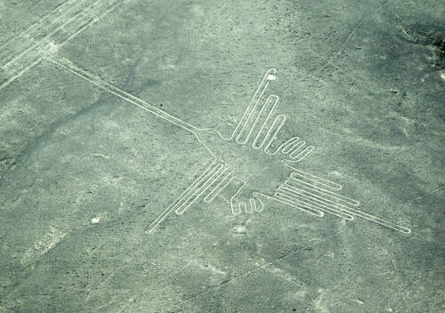Geoglifo del colibrí en las líneas de Nazca, uno de los más icónicos y visibles desde el aire, grabado en el desierto peruano hace más de 2.000 años.