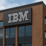 Fachada moderna de edificio corporativo de IBM con logotipo destacado, representando el enfoque de la empresa en inteligencia artificial y transformación digital.