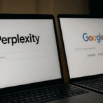 Dos laptops mostrando las páginas principales de Perplexity AI y Google, ilustrando la comparación entre ambos motores de búsqueda bajo la temática Perplexity AI vs Google.