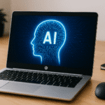 Ordenador portátil HP sobre un escritorio con una ilustración de inteligencia artificial en la pantalla, destacando el concepto de "HP inteligencia artificial".