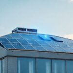 Edificio con paneles solares y visualización digital del consumo energético. IA y eficiencia energética en acción.