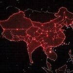 Mapa digital de Sudamérica con líneas rojas representando ciberespionaje chino en Sudamérica, sobre fondo de código binario.