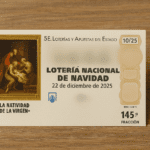 Boleto de la Lotería de Navidad sobre una mesa de madera, con los números totalmente difuminados y sin posibilidad de distinguirse
