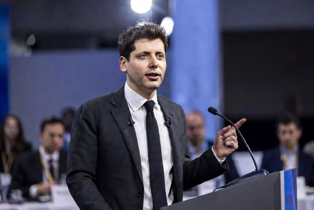Sam Altman hablando en una conferencia tecnológica, vistiendo traje formal, mientras expone con seriedad en un podio, en un contexto relacionado con liderazgo y confianza en OpenAI.