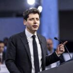 Sam Altman hablando en una conferencia tecnológica, vistiendo traje formal, mientras expone con seriedad en un podio, en un contexto relacionado con liderazgo y confianza en OpenAI.