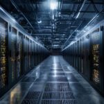 Interior de un centro de datos moderno con racks de servidores avanzados para el procesamiento de infraestructura de inteligencia artificial.